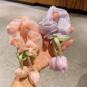 Chouchous tulipes chic avec plis en satin et longs rubans en rose et violet