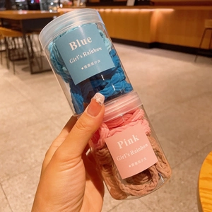 Gros plan sur des élastiques à cheveux en bleu pastel et rose pour les filles