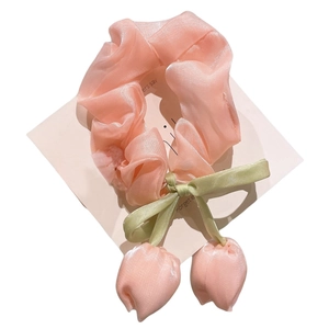 Chouchou en organza tulipe rose avec ruban vert clair et pendentifs floraux