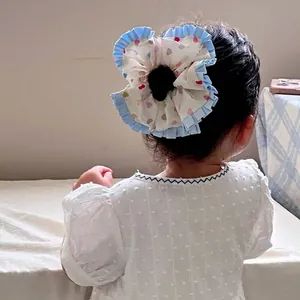 Chouchou pour enfants avec imprimé cœurs arc-en-ciel et bordure à volants bleus