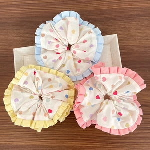 Lot de trois chouchous à motifs cœurs arc-en-ciel avec bordures en dentelle colorée