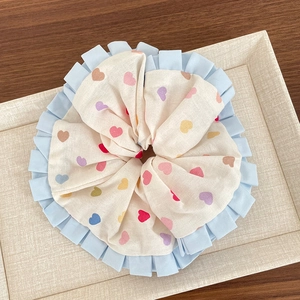 Chouchou à motif cœur arc-en-ciel avec bordure à volants bleue pour filles