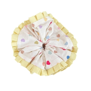 Chouchou en tissu à imprimé cœurs arc-en-ciel avec bordure en dentelle plissée jaune