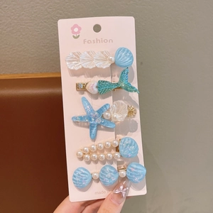 Détail de 5 barrettes thème marin avec étoile de mer, queue de sirène et perles bleu glacé