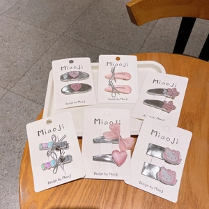 Dettaglio del set di fermagli per capelli a goccia d'argento con paillettes rosa