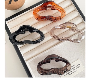 Lot de 4 pinces à cheveux évidées en PC tons ambre noir beige et marron en détail