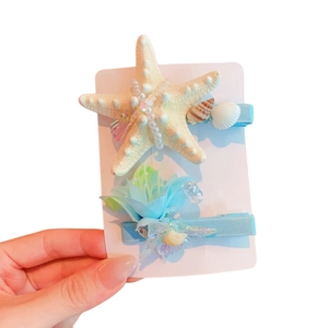 Kinder-Haarspangen-Set mit Seestern, Perlen und blauen Stoffblumen auf der Karte