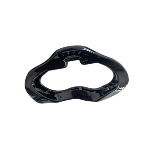 Pince à cheveux minimaliste noire brillante en forme de nuage pour un style élégant