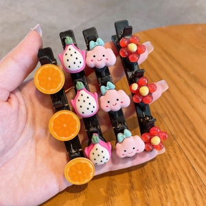 Détails de quatre barrettes en plastique avec motifs de fruits et nuages mignons