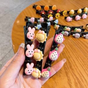 Détail de jolies barrettes à cheveux dessin animé avec lapin rose et soleil jaune