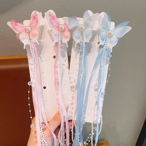 Details von Schmetterling-Haarklammern mit langen Quasten und Perlen in Rosa