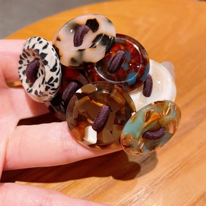Vintage high-elastic hair ties with tortoiseshell pattern resin buckles on wooden surface