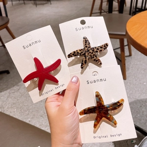 Trois barrettes étoile de mer en acétate rouge, léopard et écaille sur carte support
