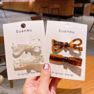 Barrettes élégantes en acétate avec strass scintillants et motif de papillon