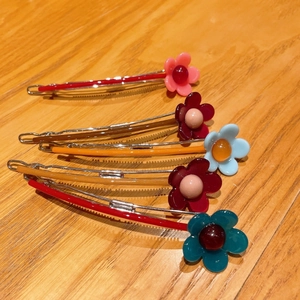 Set di cinque mollette per capelli a fiori colorati in metallo per donna stile dolce