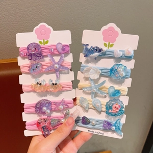 Détail d'élastiques à cheveux pour enfants avec breloques mignonnes en résine