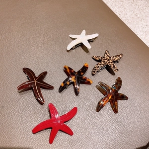 Lot de six barrettes étoiles de mer en acétate avec motifs léopard et perle