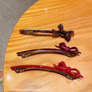 Elegante Haarklammern aus Acetat mit Schleifen in Blau-Braun, Dunkelviolett und Hellrot