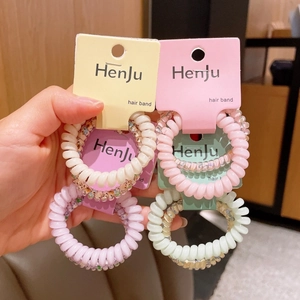 Dettaglio degli elastici a spirale color pastello su schede di marca HenJu colorate