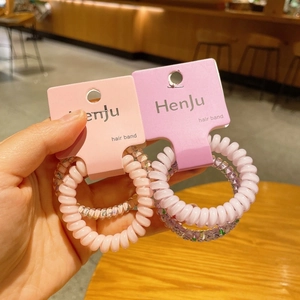 Dettaglio di elastici per capelli a spirale in rosa e viola ad alta elasticità
