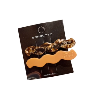Set of wavy acetate hair clips in tortoiseshell and apricot colors for women