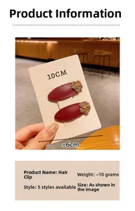 Détail de barrettes à cheveux en similicuir rouge avec petites fleurs au crochet marron