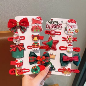 Detalle del set de 10 pinzas navideñas para el pelo con renos, Papá Noel y lazos