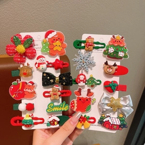 Detalle del set de pinzas navideñas hechas a mano con hombre de jengibre y un reno