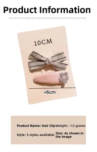 Dettaglio dei fermagli per capelli a fiocco a righe rosa e grigi con dimensioni