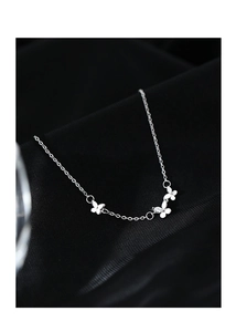Vue détaillée du collier papillon en argent avec zircon brillant sur soie noire