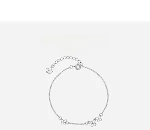 Vue détaillée du bracelet papillon en argent avec zircon marquise et petit pendentif
