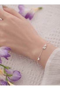 Gros plan d'un bracelet papillon argenté avec diamants brillants sur un poignet