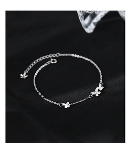 Bracelet papillon en argent avec zircons brillants sur fond en soie noire élégante et raffinée