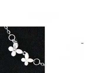 Détail macro du bracelet papillon argenté avec zircons sertis en micro-pavage étincelant