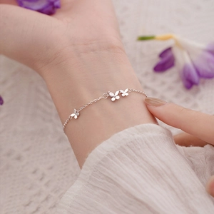 Bracelet Papillon en Cuivre Élégant pour Femmes Plaqué Or Blanc Chaîne Fine Incrustée de Strass Bijoux Minimalistes pour Rendez-vous