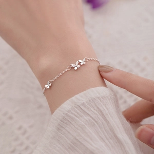 Bracelet papillon étincelant en argent avec cristaux pour un look minimaliste élégant
