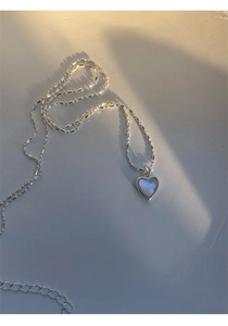 Dettaglio macro della collana cuore in argento S925 con intarsio in madreperla