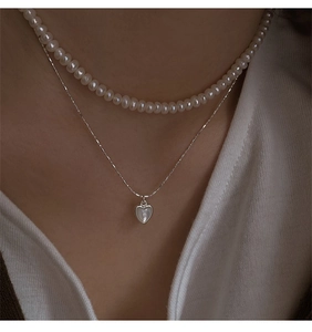 Dettaglio della collana a strati in argento S925 con pendente a cuore e perle