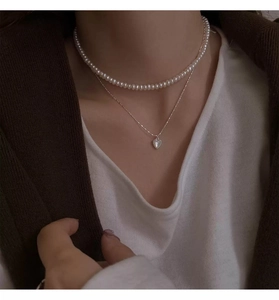 Dettaglio della collana S925 argento con choker di perle e ciondolo a cuore in madreperla