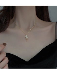 Détail du collier lune et étoile en argent s925 avec cristaux porté par un mannequin