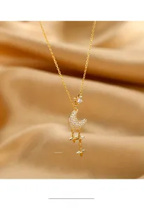 Gros plan du pendentif lune et étoile en argent S925 doré serti de diamants scintillants