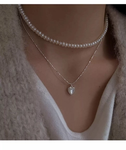 Dettaglio della collana a doppio strato in argento S925 con perle e ciondolo a cuore