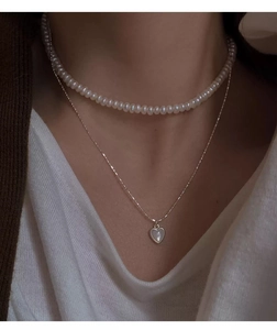 Dettaglio della collana in argento s925 con pendente cuore in conchiglia e choker di perle