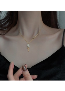 Détail du collier en argent S925 doré avec pendentif lune et étoile étincelant