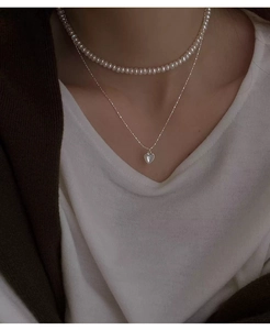 Dettaglio della collana in argento s925 con ciondolo a cuore e perle d'acqua dolce