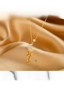 Détail du collier en argent doré avec pendentif lune et oxydes de zirconium sur soie