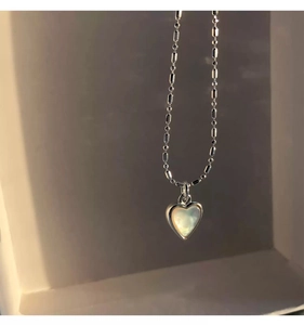 Dettaglio del ciondolo a cuore in madreperla su una catena a sfere in argento