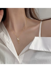 Détail du collier en argent S925 avec pendentif lune et étoiles serti de cristaux