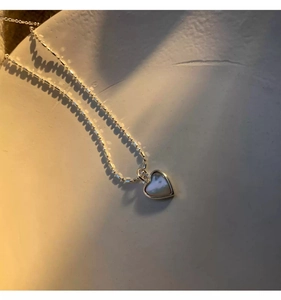 Dettaglio del ciondolo a cuore in argento S925 con madreperla su catena a sfere