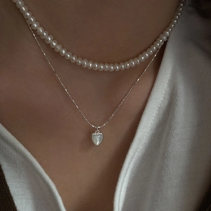 Elegante collana a due strati in argento s925 con perle bianche e pendente a cuore